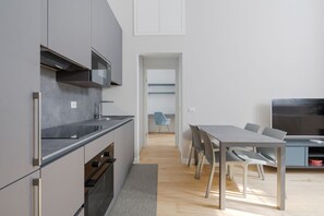 Fridge, microwave, oven, stovetop - GuestHost - Mac Mahon - Urban Oasis Apartment! (Milano)