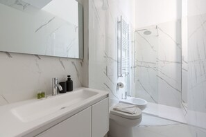 Een douche, een haardroger, een bidet