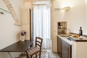 Geladeira, micro-ondas, cooktop, talheres/pratos/utensílios de cozinha