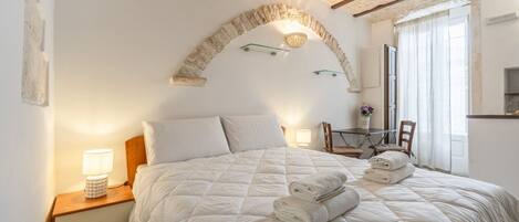 1 habitación, tabla de planchar con plancha, wifi y ropa de cama