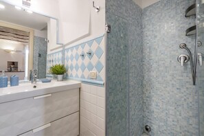 Een douche, een haardroger, een bidet, handdoeken