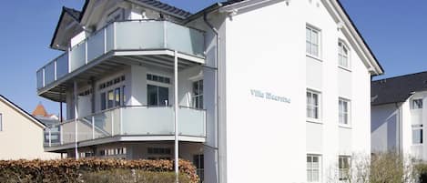 Un edificio de varios pisos con un balcón en el segundo piso, identificado como "Villa Meerneix".