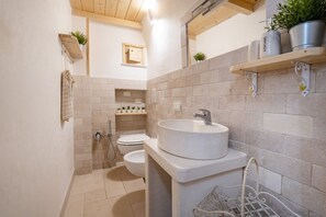 Een douche, een haardroger, een bidet, handdoeken