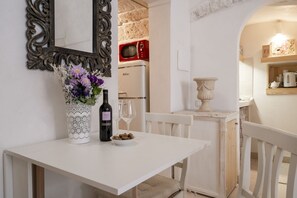 Dining - White Lotus Apartment (Ostuni)