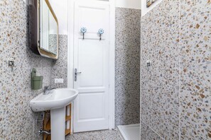 Ducha, secador de pelo, bidé y toallas