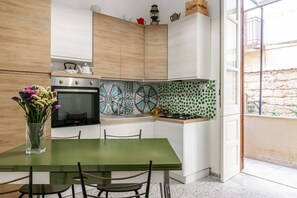 Kjøleskap, ovn, kokeplater og brødrister