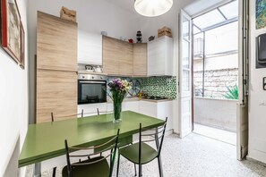 Frigorífico, horno, placa de cocina y tostadora