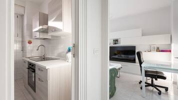 Frigorifero, forno, piano cottura, lavastoviglie