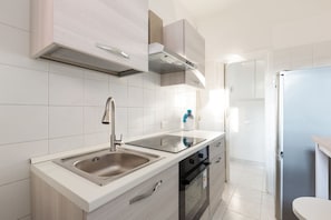 Réfrigérateur, un four, surface de cuisson, lave-vaisselle