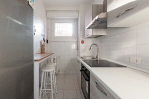 Frigorífico, horno, placa de cocina y lavavajillas