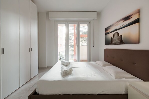 1 dormitorio, tabla de planchar con plancha, wifi y ropa de cama