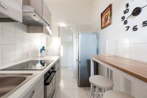 Réfrigérateur, un four, surface de cuisson, lave-vaisselle