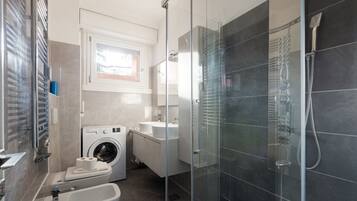 Dusche, Haartrockner, Bidet