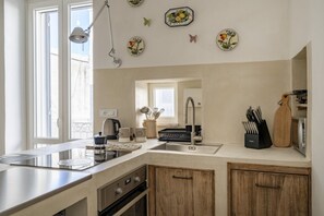 Réfrigérateur, micro-ondes, four, plaque de cuisson