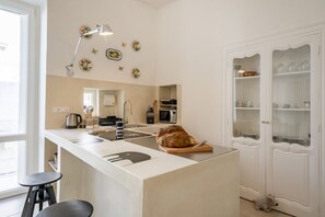 Jääkaappi, mikroaaltouuni, uuni, liesi