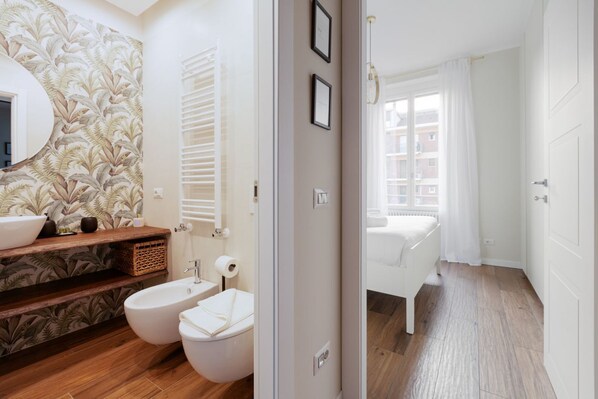 Dusche, Haartrockner, Bidet