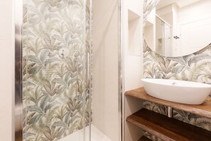 Dusche, Haartrockner, Bidet