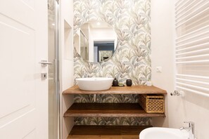 Een douche, een haardroger, een bidet