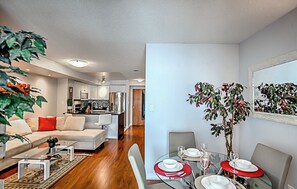 Dining - Yonge and Finch/Free Parking and Wifi (Toronto)