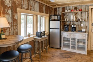 Kühlschrank, Mikrowelle, Wasserkocher mit Kaffee-/Teezubehör, Toaster
