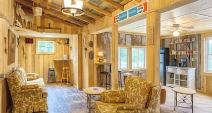 2 Bed Boutique Suite at The Goat Pen - Gizzard South Room