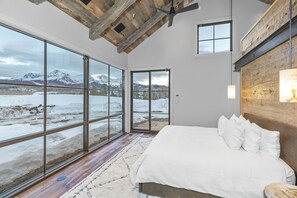 4 bedrooms, desk, free WiFi, bed sheets