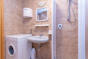 Shower, hair dryer, towels - Residenza al Villaggio (Mazzin)