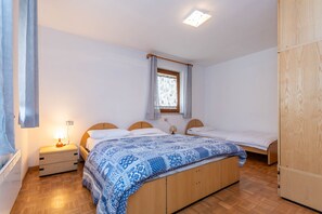 1 bedroom, bed sheets
