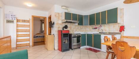 Kjøleskap, ovn og kjøkkenutstyr