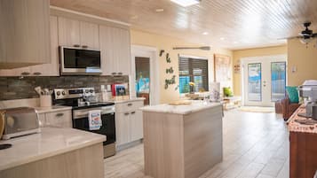 Réfrigérateur, micro-ondes, four, lave-vaisselle