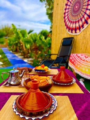 Outdoor dining - Oceanside Yoga Shala (AOURIR)