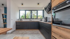 Kaffetrakter/tekoker, kjøleskap, mikrobølgeovn og ovn