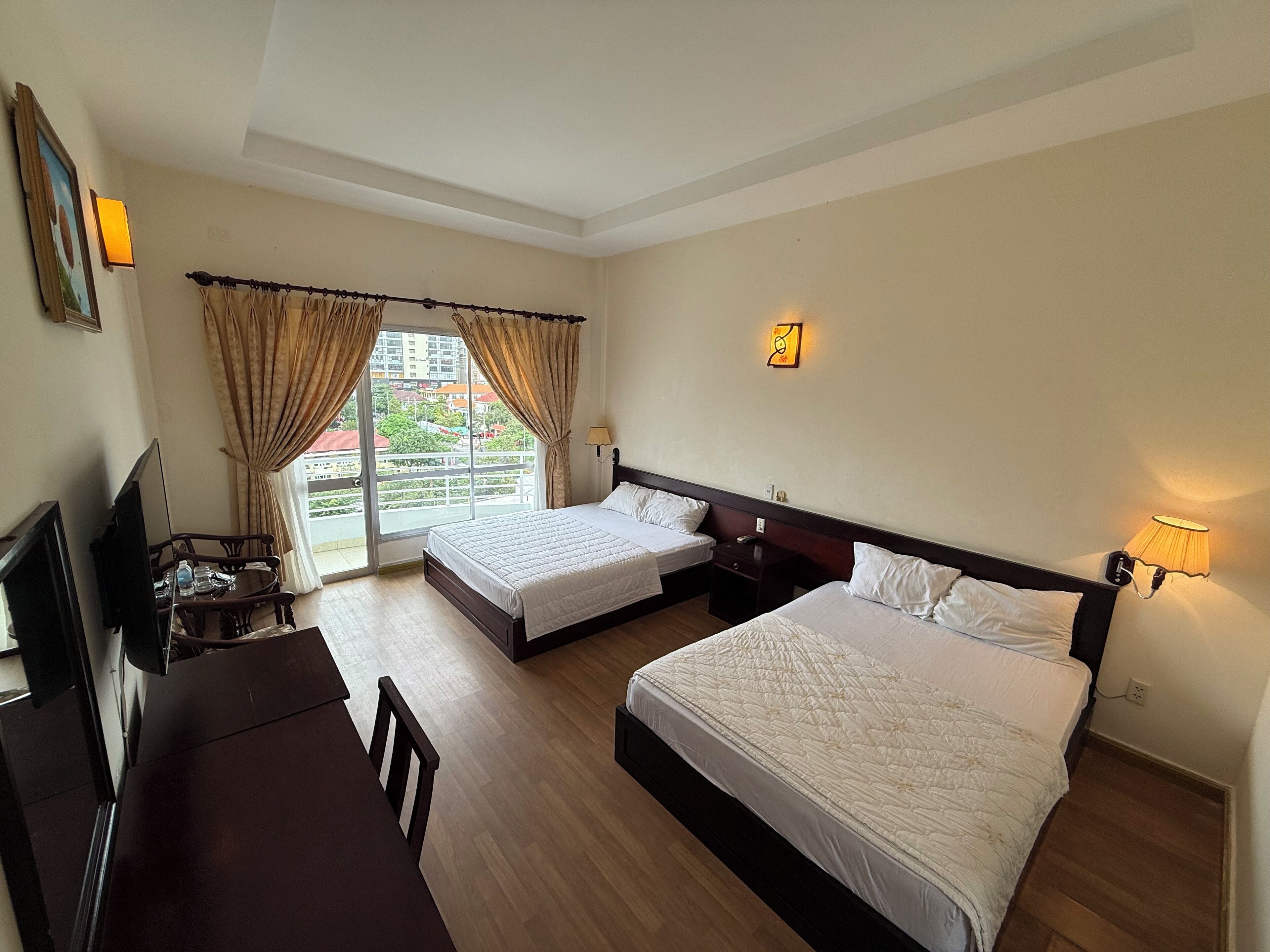 Premium bedding, minibar, desk, free WiFi