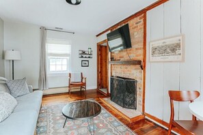 Una televisión, una chimenea