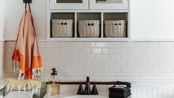 Een haardroger, handdoeken