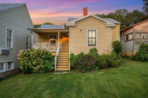 Little Yellow House: Walk to Downtown Staunton