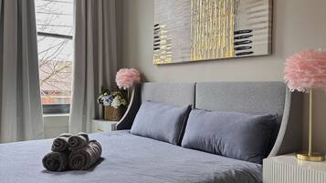 4 quartos, ferros/tábuas de passar roupa, roupa de cama