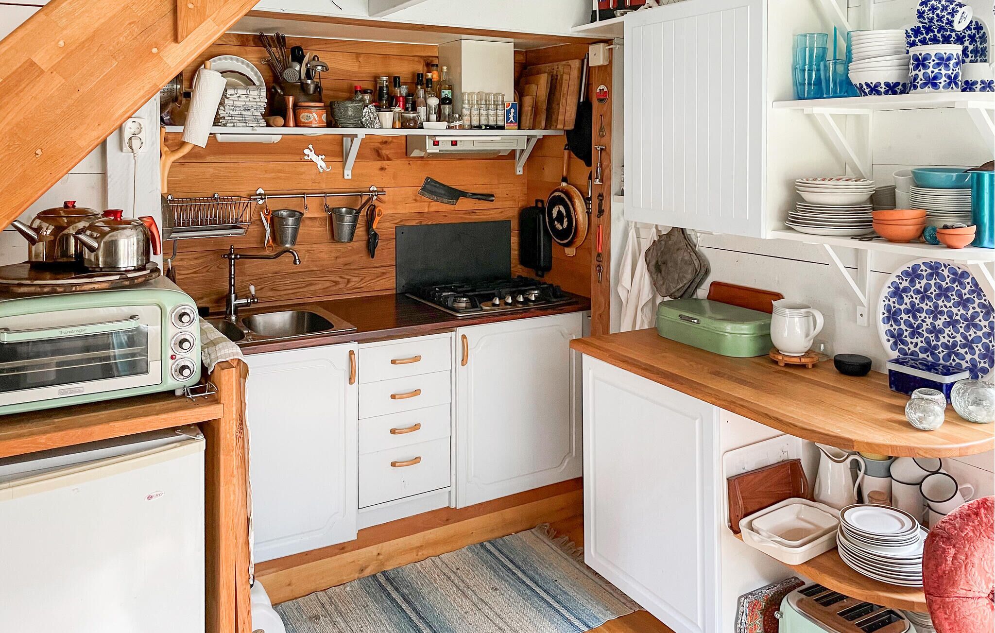 Kühlschrank, Herdplatte, Wasserkocher mit Kaffee-/Teezubehör