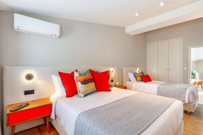 2 عدّة غرف نوم ومكتب ومكواة/لوح كي وسرير سفر