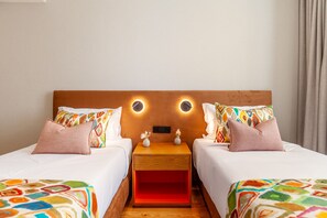 1 habitación, escritorio, tabla de planchar con plancha y cuna de viaje 