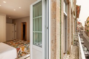 1 habitación, escritorio, tabla de planchar con plancha y cuna de viaje 