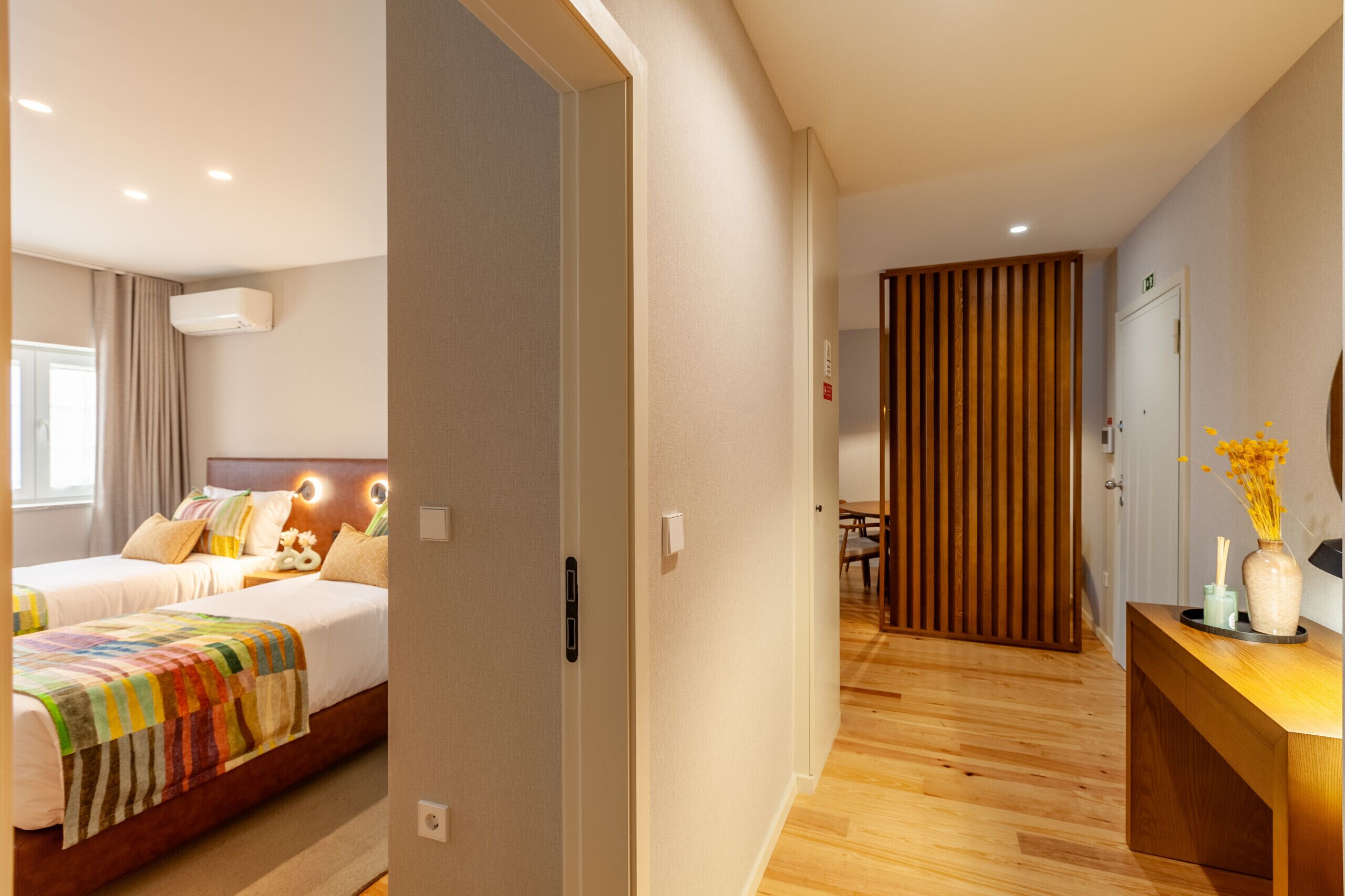 1 camera, una scrivania, ferro/asse da stiro, culla da viaggio