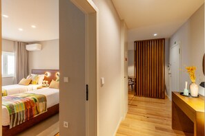 1 quarto, escrivaninha, ferros/tábuas de passar roupa, berço de viagem