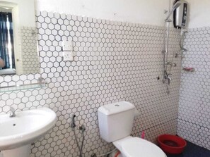 Deluxe Double Room, Mountain View | Bathroom | Shower, free toiletries, bathrobes, slippers - Frosty Heaven Guest House (Nuwara Eliya)