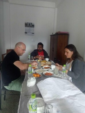 Desayuno típico de la región gratuito y diario