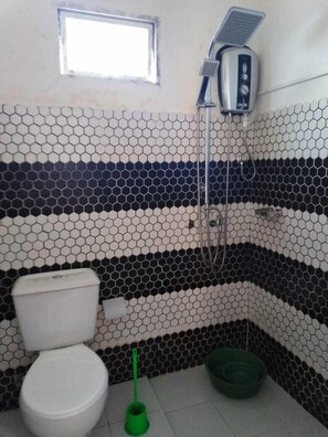 Habitación Deluxe doble, vistas a la montaña | Baño | Ducha, artículos de higiene personal gratuitos, albornoces y zapatillas