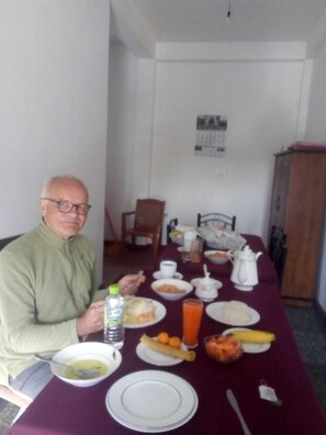 Desayuno típico de la región gratuito y diario