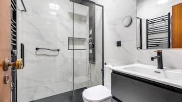 Dusche, Haartrockner, Handtücher
