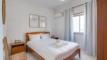 Iron/ironing board, free WiFi, bed sheets