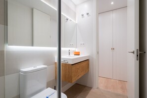 Dusche, Haartrockner, Handtücher